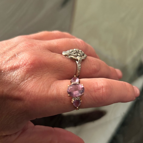 10K Genuine Gold and Amethyst Ring - Picture 2 of 3